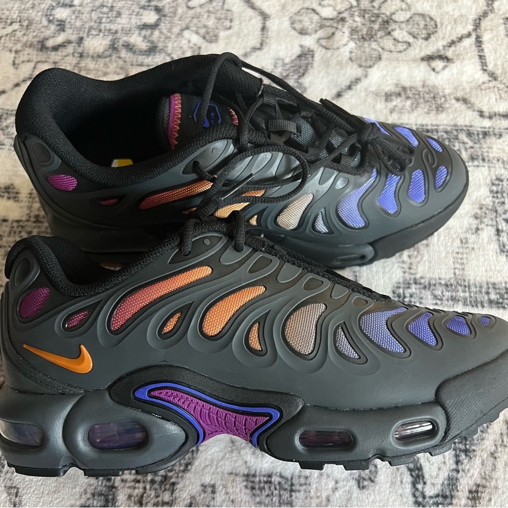 Nike Air Max Plus Drift Grade School Boys' "Anthracite/Monarch/Black/Viotech" - Picture 3 of 9